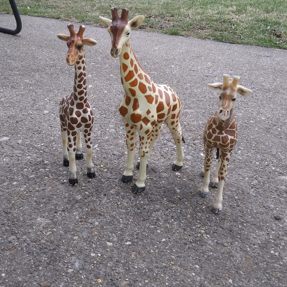 Lot of 3 Giraffes -  2 Shleich and 1 Safari